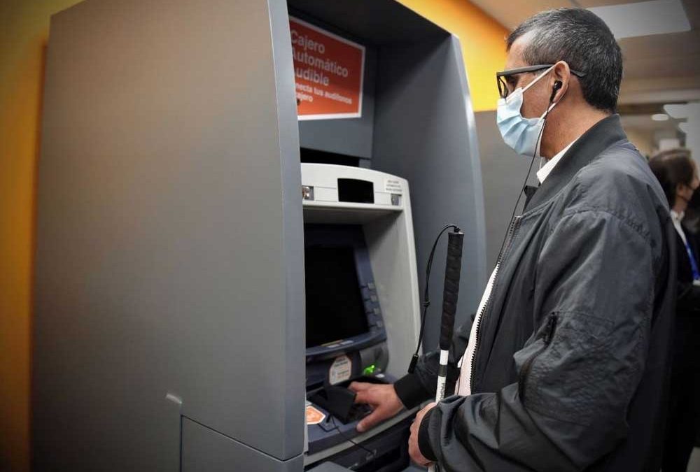BancoEstado presenta red de cajeros automáticos audibles para personas con discapacidad visual