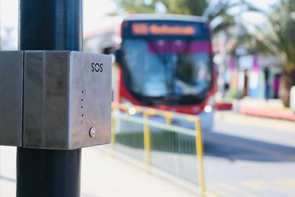 Inauguran primer paradero seguro e inclusivo de la Región Metropolitana con botón de pánico y sistema braille